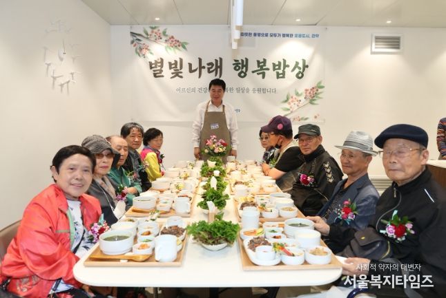어버이날을 맞아 홀몸 장애 어르신에게 밥상을 대접하는 박준희 관악구청장
