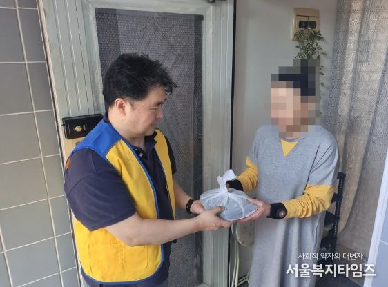 강북구가 안부확인을 거부하는 1인가구의 사회적관계망 형성을 위해 반찬 배달 서비스 기운찬 사업을 실시했다. 담당 배달업체에서 1인가구 대상자의 집을 찾아가 밑반찬을 전달하며 안부를 확인하고 있다.