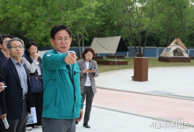 마포 반려동물 캠핑장 조성 현장을 점검하고 있는 박강수 마포구청장