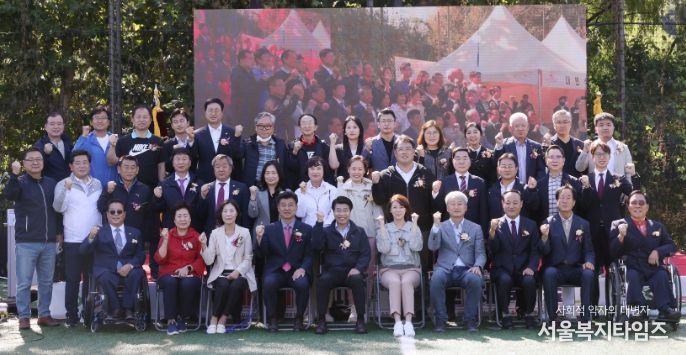 2022년 9월 24일 송파구장애인체육대회에서 서 구청장(가운데)이 관계자들과 기념촬영을 하고 있다.
