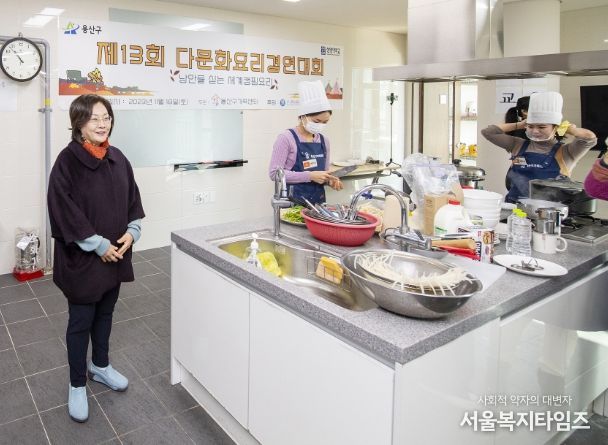 박희영 용산구청장(왼쪽)이 지난해 11월 제13회 다문화 요리경연대회 현장을 방문해 다문화 가족 참가자를 격려하고 있다