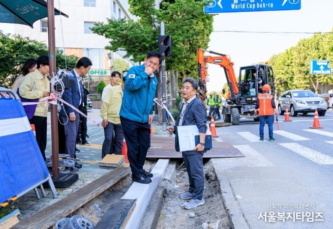 지난해 9월 성산동 보도블록 공사 현장을 점검하는 박강수 마포구청장