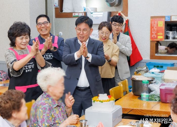 박강수 마포구청장이 ‘어르신 생신 기억하기' 행사에 참석해 어르신의 생신을 축하하고 있다.