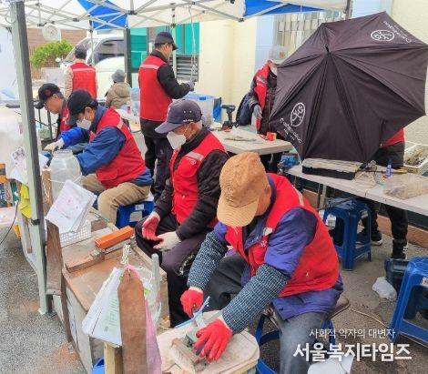주민센터 앞에서 무딘 칼을 갈고, 우산을 수리하고 있는 ‘수리뚝딱 영가이버’ 모습