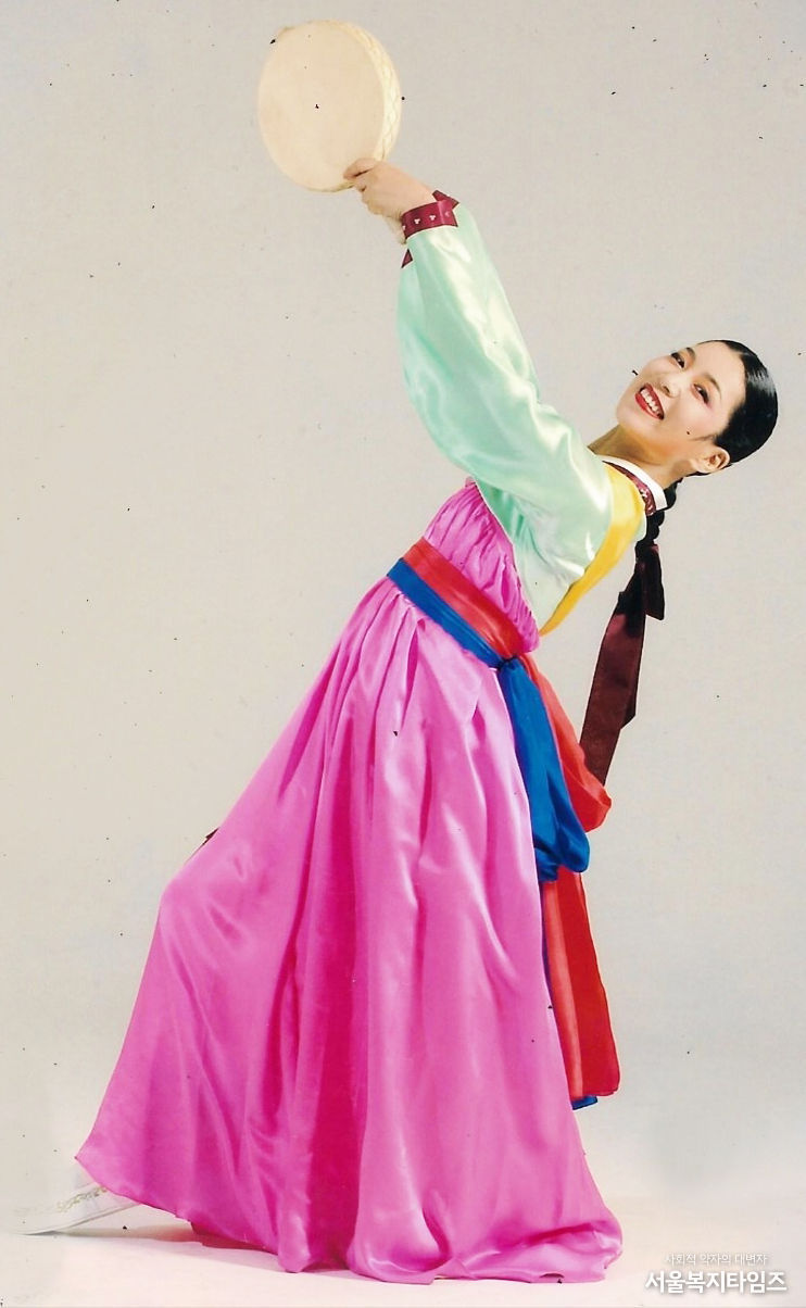 전황류 소고춤을 추는 김지원. 교수