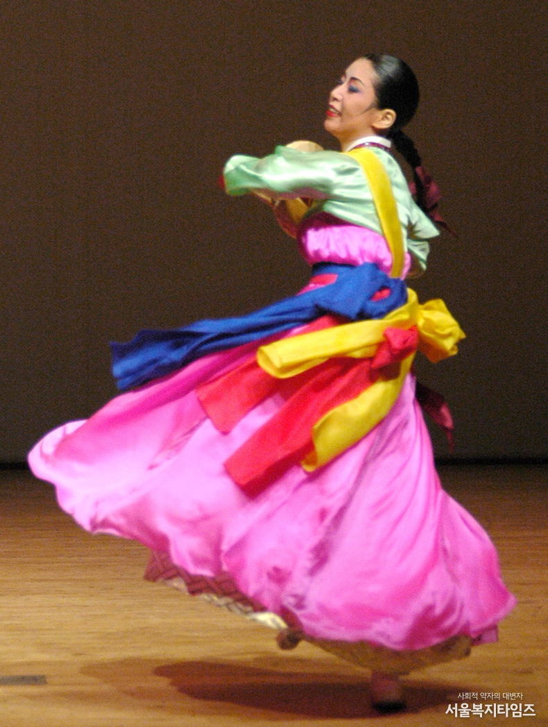 전황류 소고춤을 추는 김지원 교수