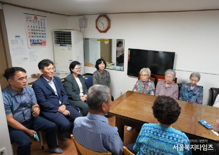 이순희 강북구청장(왼쪽에서 세 번째)이 송중 경로당에서 어르신의 안부를 살피고 있다.