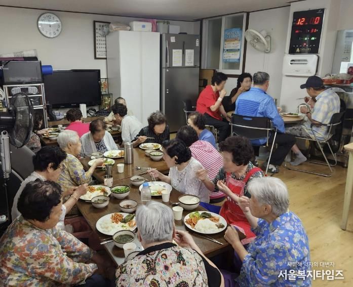 경로당에서 식사하시는 어르신