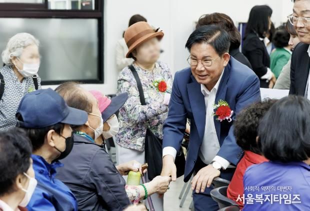 어버이날 기념 어르신과의 동행 행사에 참석해 어르신들에게 인사를 전하고 있는 박강수 마포구청장