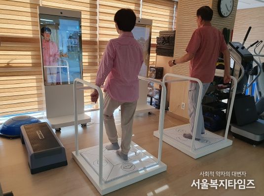 양천구 치매안심센터에 설치된 스마트 미러를 이용하는 구민 모습
