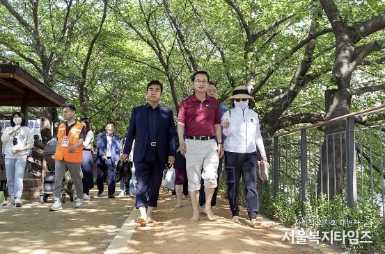 지난 4월에 진행한 ‘봄꽃 황톳길 축제’의 최호권 영등포구청장(오른쪽에서 두 번째)