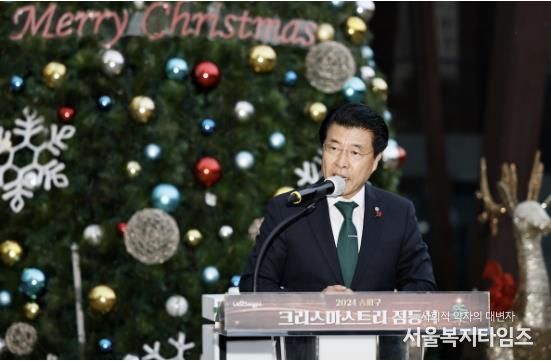 축사하는 서강석 구청장과 점등식