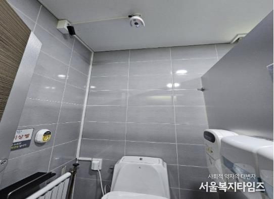 성동구 공중화장실에 AIoT를 기반으로 하는 ‘스마트 통합 솔루션’이 설치된 모습