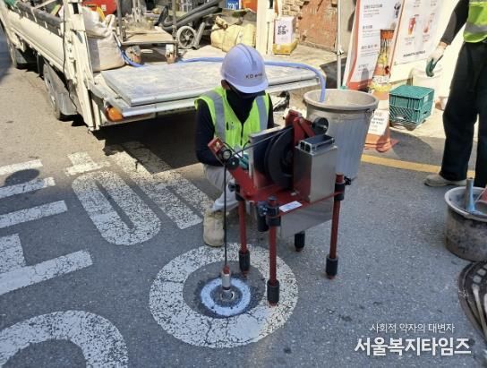2차 조사(천공 과정 및 내시경 촬영)중인 종로구 관계자의 모습
