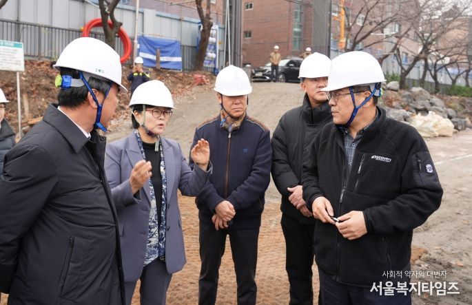 이순희 서울 강북구청장(왼쪽)이 우이천 수변활력거점 조성사업 현장인 우이교(수유동 647-4) 일대를 방문해 공사 현황을 살피고 있다.