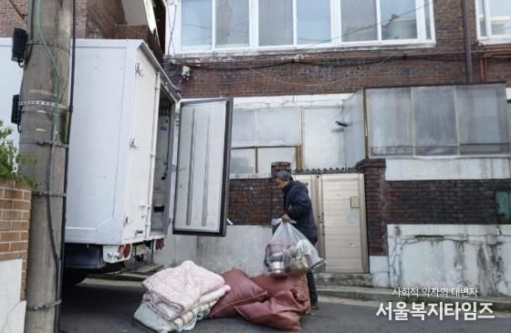 청소 중인 모아센터 마을매니저들 모습