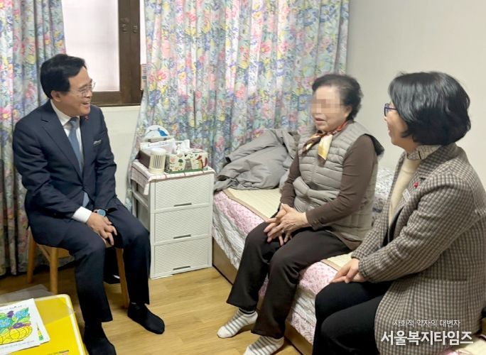 진교훈 서울 강서구청장이(왼쪽 첫 번째) 화곡본동 독거노인 가정을 방문해 건강과 안부를 살피고 있다.