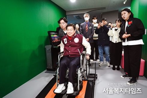 AI동트는 센터 개소식에 참석한 이필형 동대문구청장이 휠체어레이싱을 체험하고 있다.