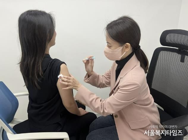마포구민이 예방접종을 하고 있다.