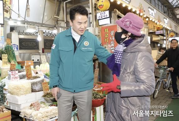 오언석 도봉구청장이 지난해 설맞이 전통시장 방문에서 구민으로부터 시장 물가에 대한 의견을 청취하고 있다
