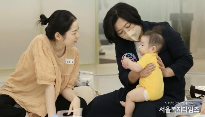 2024년 열린 과천 아기 오감발달교실 모습(오른쪽 신계용 과천시장)