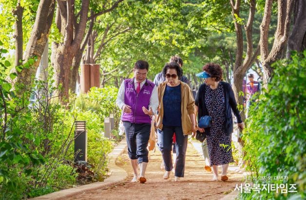 발끝으로 느끼는 봄… 동대문구 황톳길 운영 재개