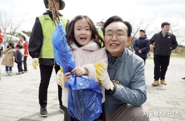 나주시가 저출생 문제 극복과 아이 낳고 키우기 좋은 환경 조성을 위해 2024년 1월 1일 이후 출생아를 대상으로 1세부터 18세까지 매월 20만원의 출생기본수당을 지원한다. (사진제공-나주시)