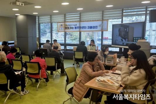 지난 3월 31일 신내1동에서 진행된 치매 조기 검진에 참여한 구민들의 모습