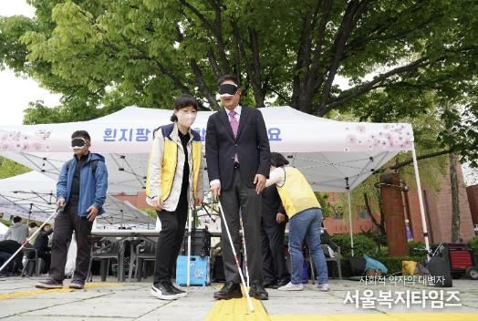 2023 어울누림 축제에서 장애 체험 중인 정문헌 종로구청장