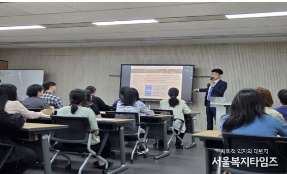 15일 금천구 공무원들이 공공건축 교육을 듣고 있다