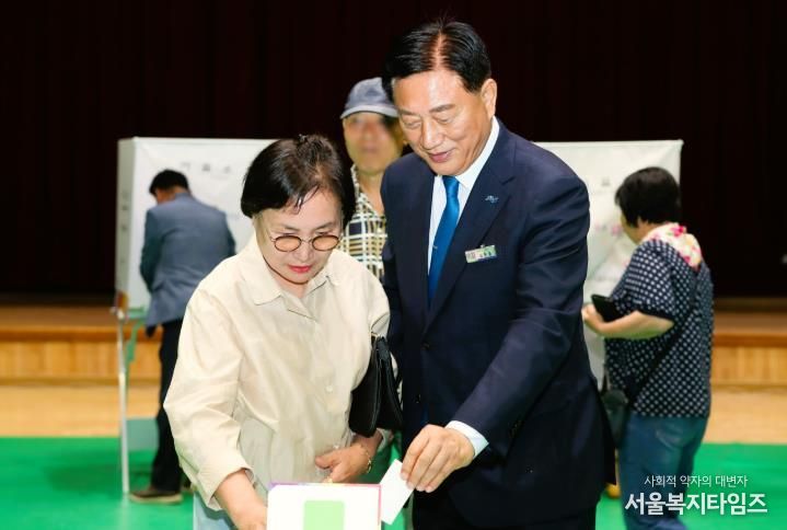 김한종 장성군수 내외가 29일 장성읍 사전투표소에서 투표하고 있다.