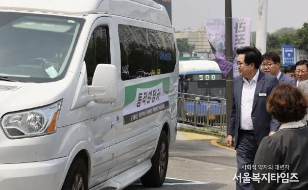 박일하 구청장이 지난달 28일 본동 ‘동작희망카’ 시범 운행식에 참석해 차량을 살펴보고 있다.