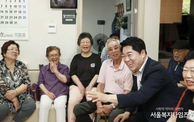 삼성동 경로당 어르신들과 즐겁게 대화하는 박준희 관악구청장(오른쪽 세 번째)