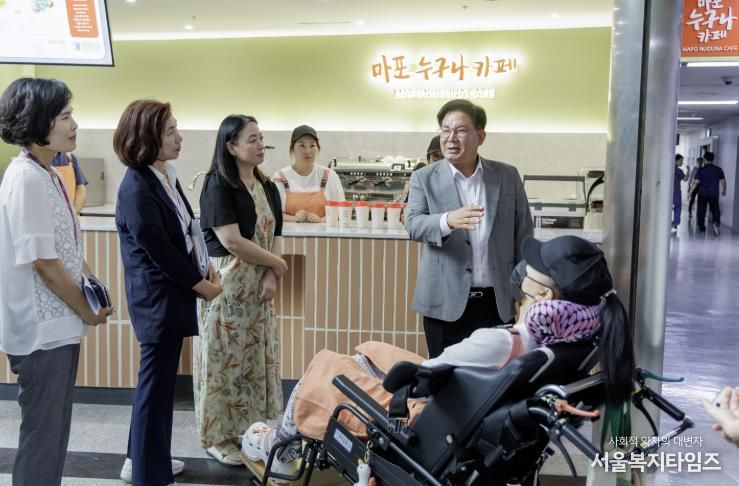 박강수 마포구청장이 ‘마포 누구나 카페’ 내부를 둘러보며 시설을 살펴보고 있다.