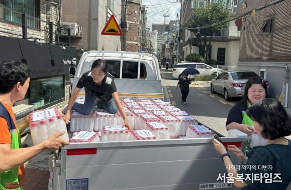 폭염특보가 지속된 20일 서대문구가 관내 수해 지역 주민들에게 아리수 얼음물을 배부하고 있다.