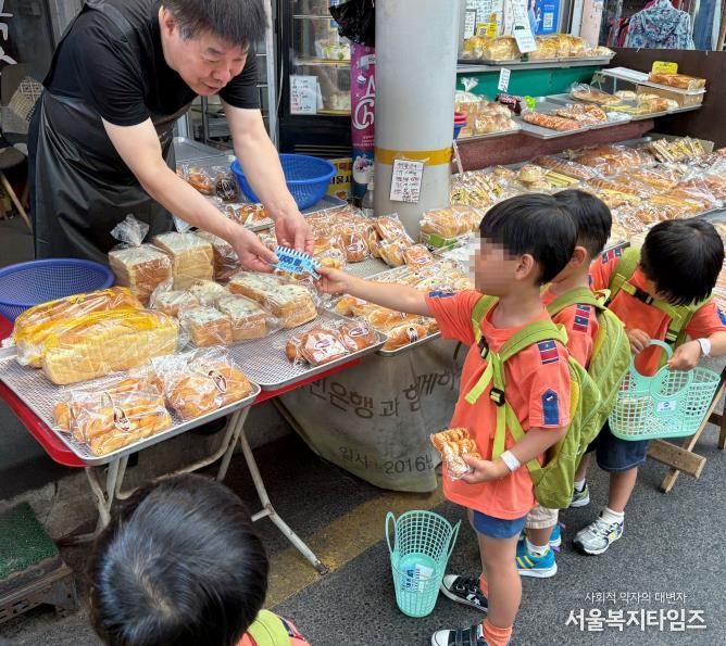 우림시장에서 열린 전통시장 체험행사에 참석한 어린이들의 모습