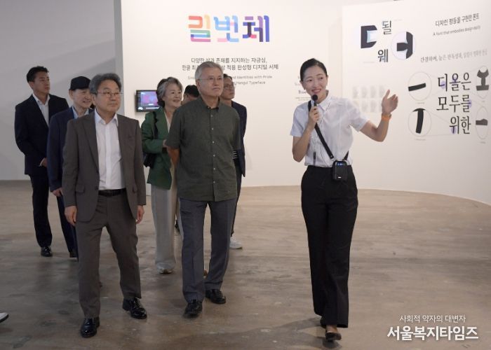 강기정 광주광역시장이 12일 광주를 찾은 문재인 전 대통령, 김정숙 여사와 함께 '2025 광주디자인비엔날레'를 관람하고 있다. /광주광역시 제공