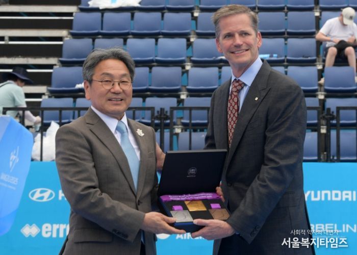 강기정 광주광역시장이 12일 5·18민주광장 특설경기장에서 그레그 이스턴 세계양궁연맹(WA) 신임 회장으로부터 대회 성공 개최 감사의 선물을 전달받고 있다. /광주광역시 제공