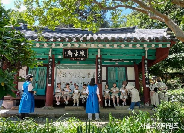무양서원에서 진행하는 ‘무양에서 만난 어의-사전(思全)약방문’ 프로그램 중 약초 캐기 체험을 하고 있다.