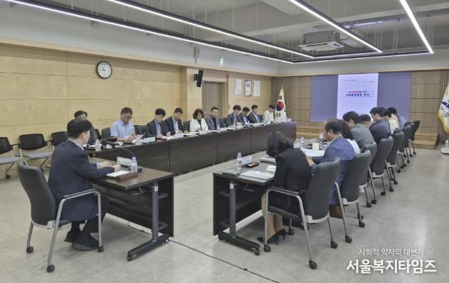 허남석 안산시 부시장(사진 왼쪽)이 중대재해예방을 위한 안전점검회의를 주재하고 있다