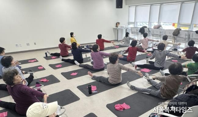 덕풍동 시니어 헬스센터에서 운영한 ‘근력강화·낙상예방 운동교실’ 3기 ‘시니어 소도구 운동’교육 모습