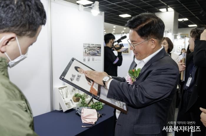 박강수 마포구청장이 장애인 예술인이 만든 작품을 감상하고 있다.
