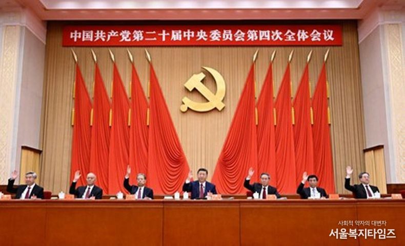 시진핑, 리창(李强), 자오러지(趙樂際), 왕후닝(王滬寧), 차이치(蔡奇), 딩쉐샹(丁薛祥), 리시(李希) 등이 주석대에 착석했다. (사진/신화통신)