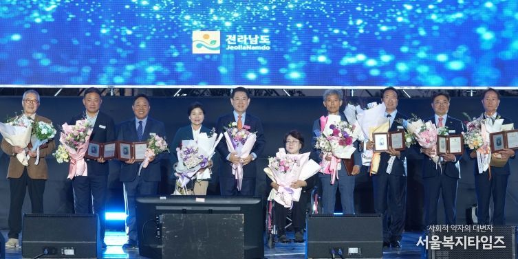 김영록 전라남도지사가 24일 도청 OK도민광장에서 열린 ‘제29회 전라남도 도민의 날’ 기념행사에 참석해 자랑스러운 전남인 상을 시상하고 기념촬영을 하고 있다.