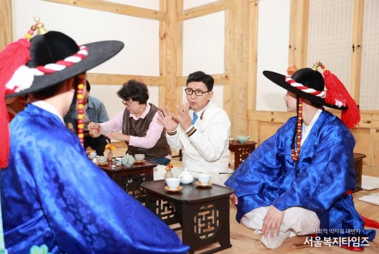 보성군, 역사와 빛이 어우러진 ‘2025 보성 국가유산 야행’ 성료_김철우 보성군수가 이순신 장군차 마시기 체험을 하고 있다