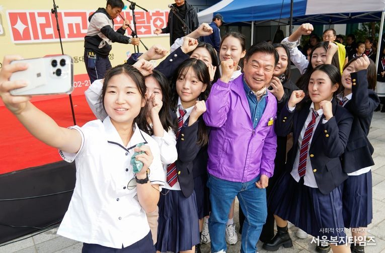 이필형 동대문구청장이 지난 25일 미래교육박람회에 참여한 학생들과 기념촬영을 하고 있다.