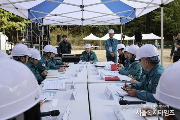 오언석 도봉구청장(가운데)이 재난 상황에 대한 보고를 받고 있다