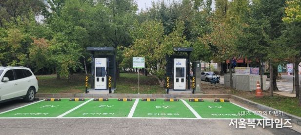 1. 천안종합운동장에 설치된 전기차 충전시설 모습.