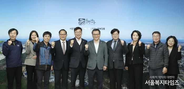 김병전 부천시의회 의장(왼쪽 다섯 번째), 오동택 부천시 행정안전국장(왼쪽 네 번째), 김홍규 강릉시장(오른쪽 다섯 번째)이 강릉시장 접견 기념 단체 사진을 촬영하고 있다.