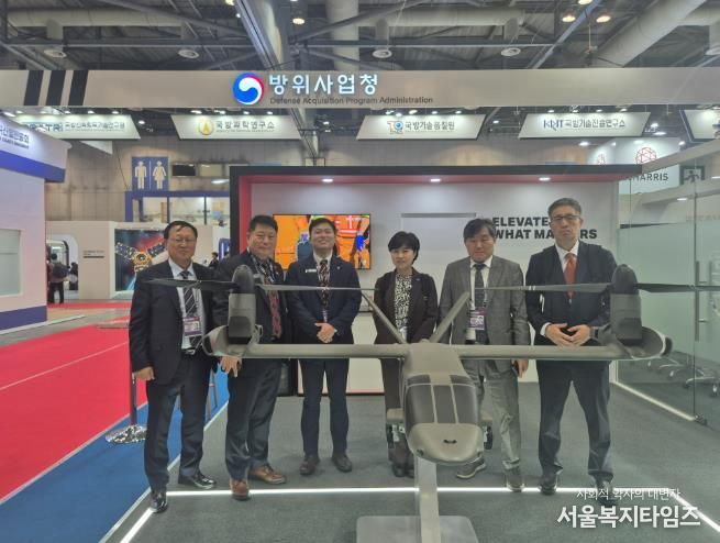 우주항공국장, BELL TEXTRON 부스 방문